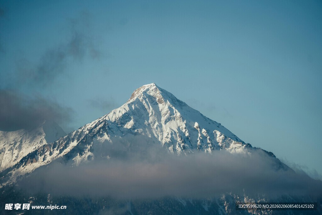 巍峨雪山现于云间