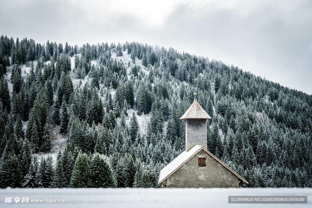雪覆山林中的尖顶小屋