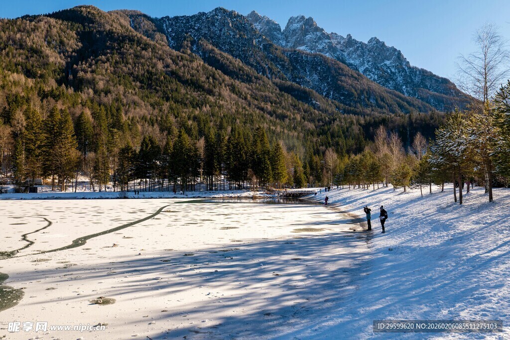冬日山间雪景中的漫步身影