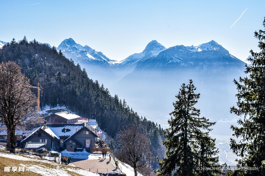 山间美景中的温馨小屋