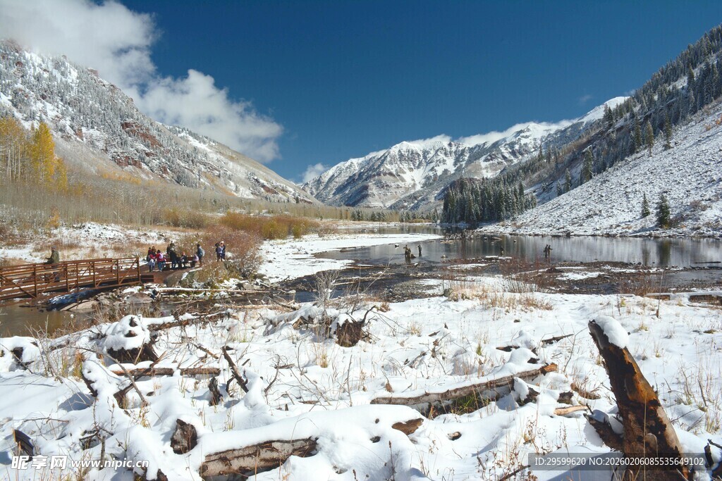雪山下的荒芜山谷景观