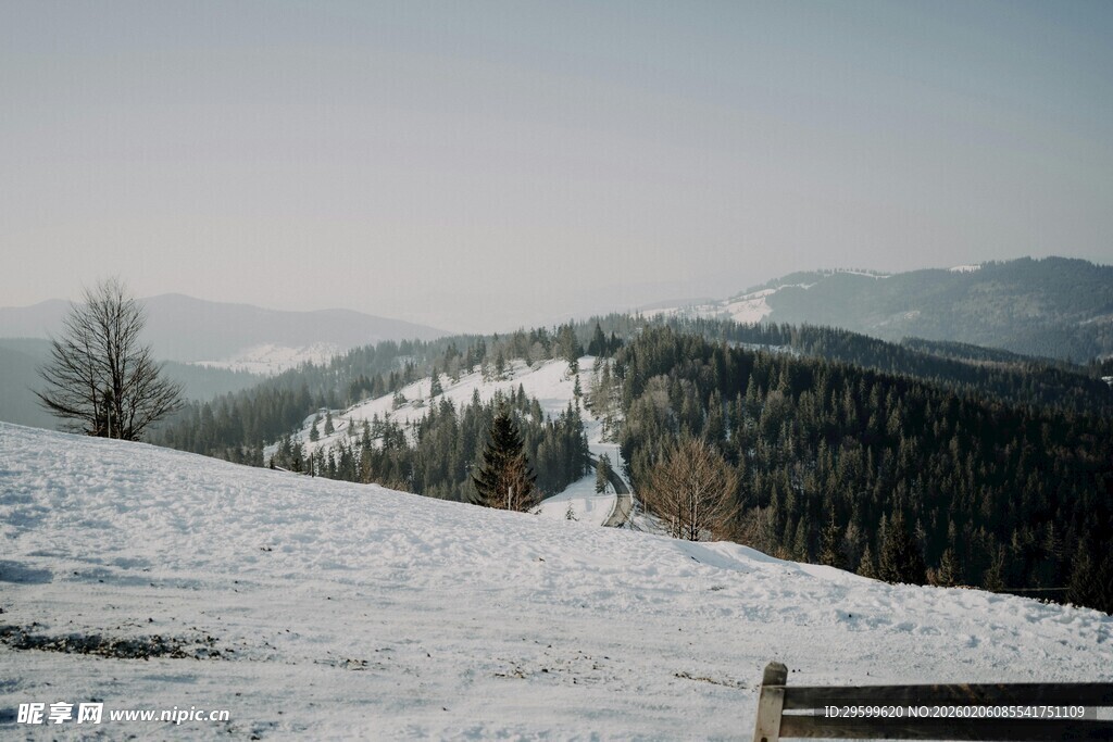 雪覆山峦的静谧冬日景象