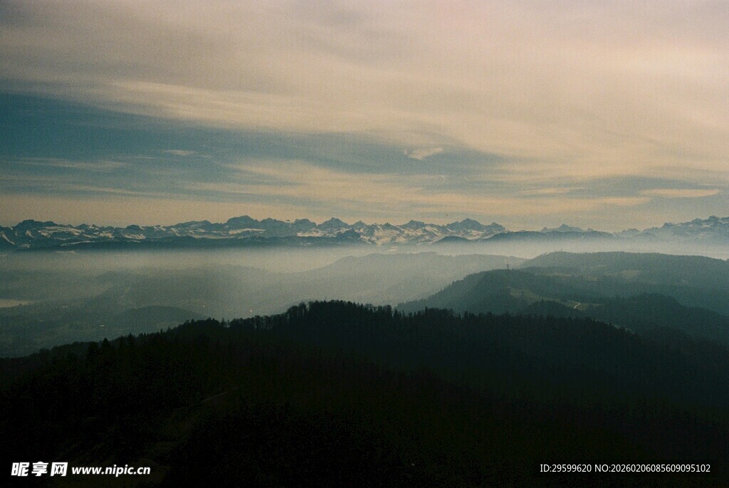 云海山峦间的壮美风光