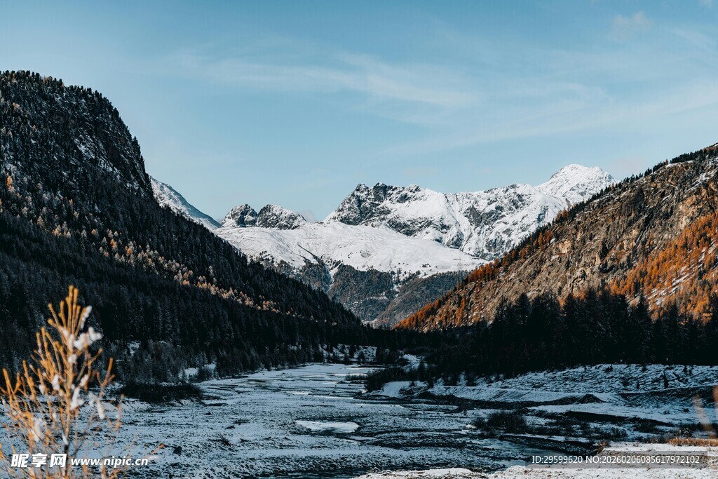 雪山下的宁静河谷风光