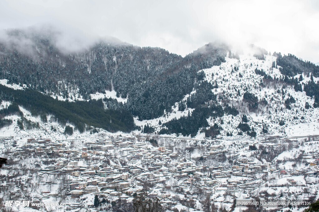雪覆山峦下的静谧城镇