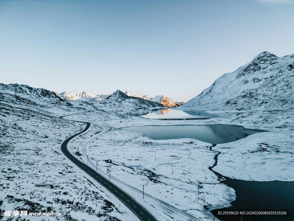冬日雪山公路壮丽风光