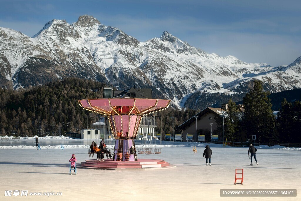 雪山下的户外休闲滑冰场