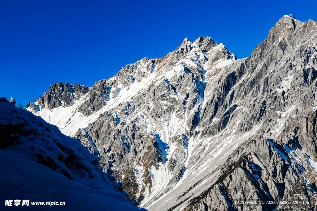 巍峨雪山壮丽景致