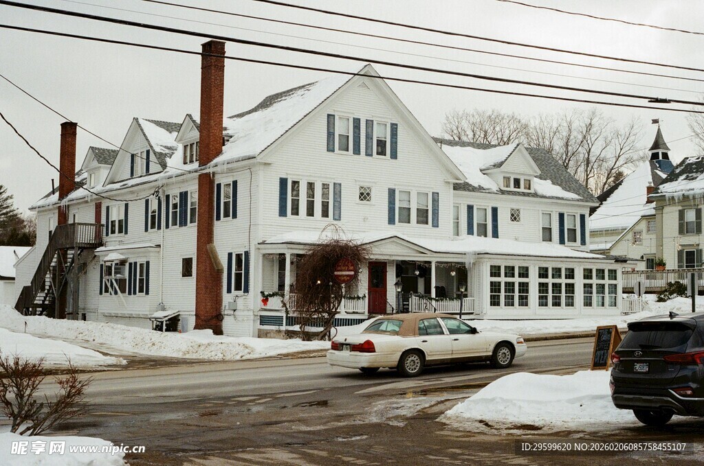 冬日里的白色独栋住宅