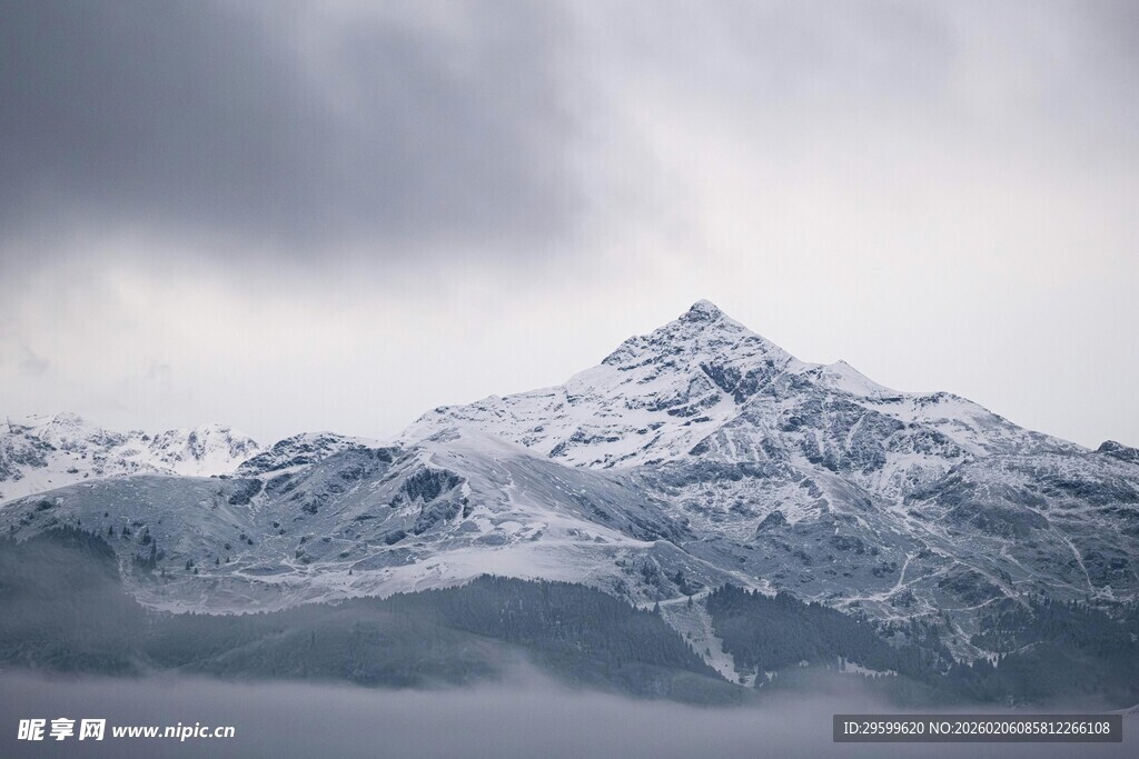 雪山云雾缭绕的壮美景观