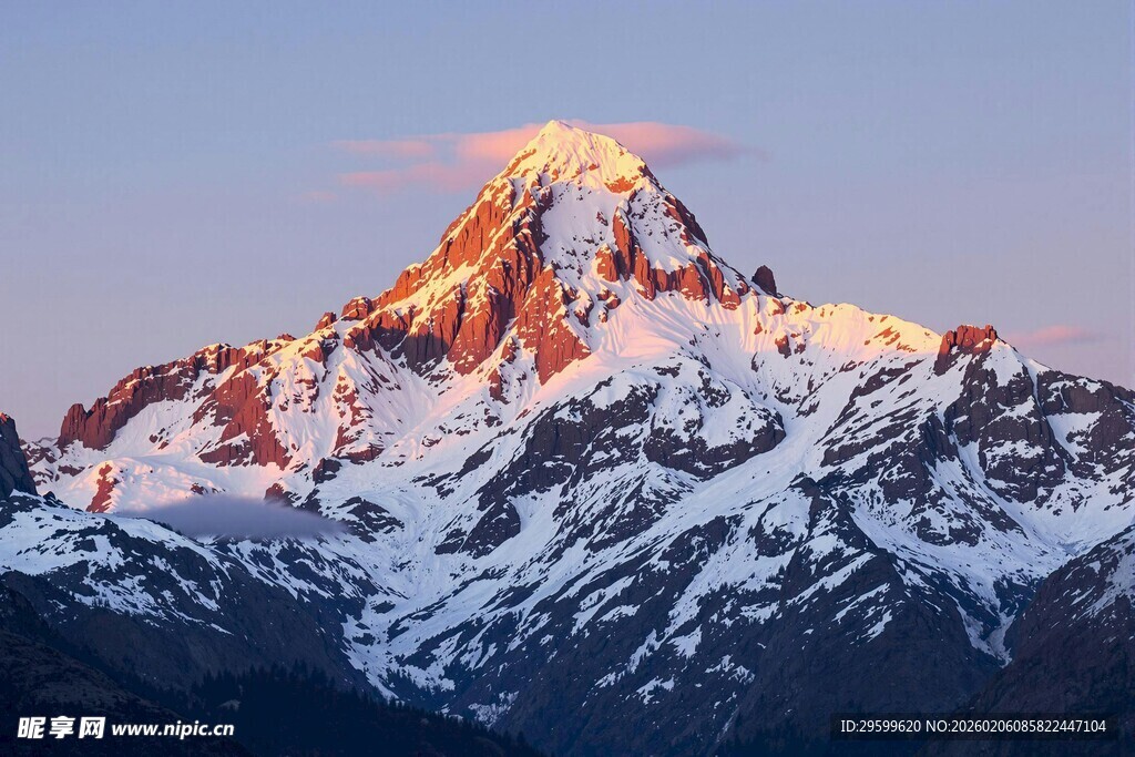 日照金山下的壮丽雪山
