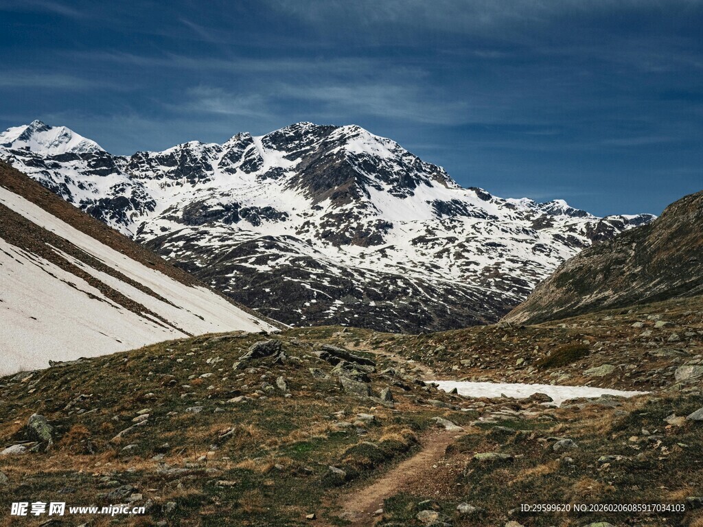 雪山下的山间小道