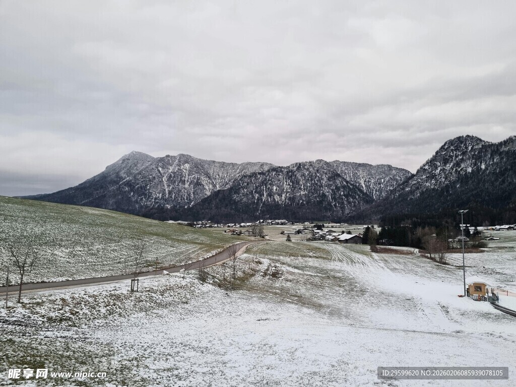 冬日雪覆山间村落美景