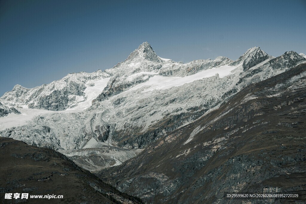 巍峨雪山壮丽景致