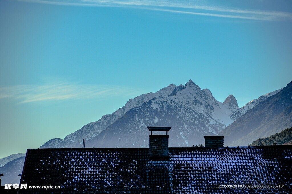 雪山下的屋顶风景