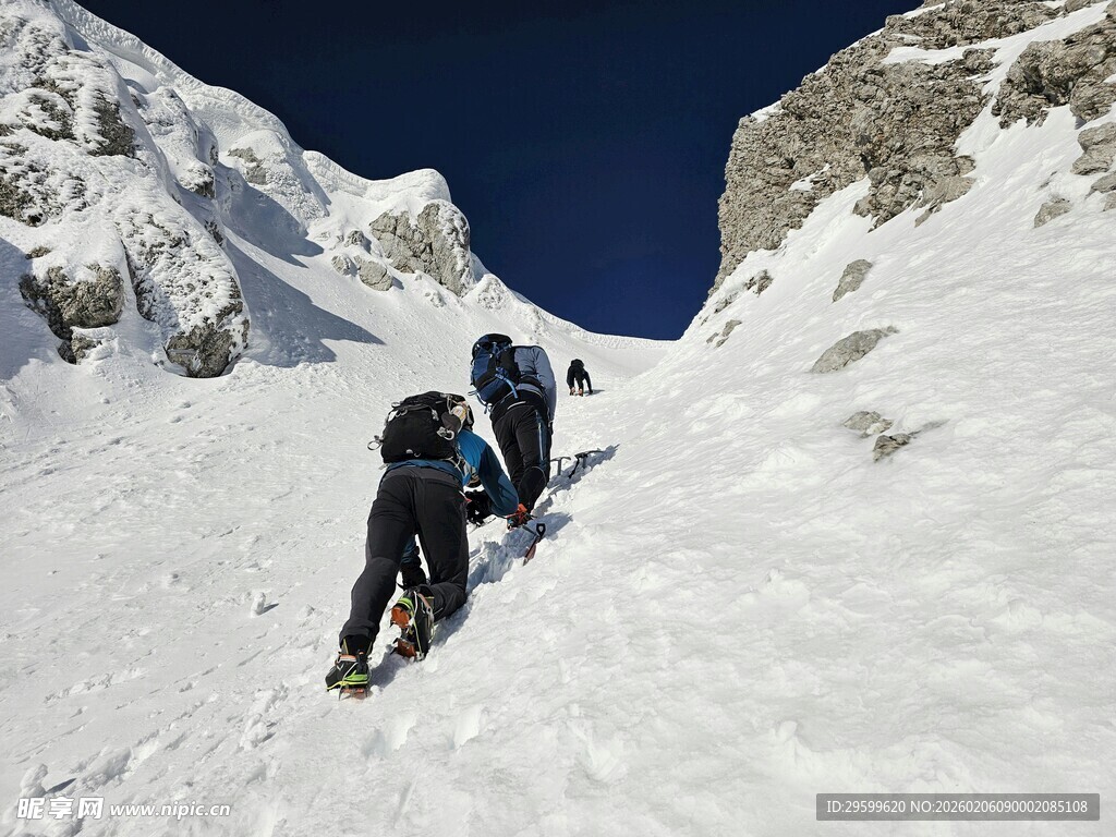 雪山攀登者勇攀陡峭雪坡
