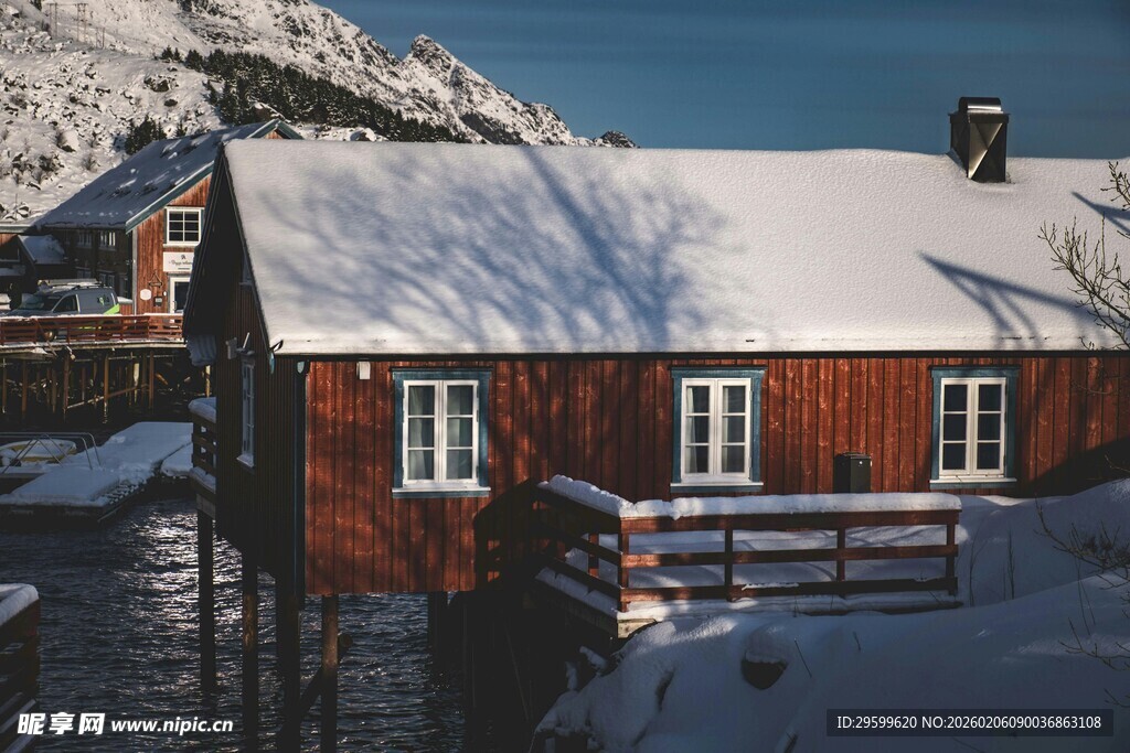 雪覆红屋的静谧山村景象