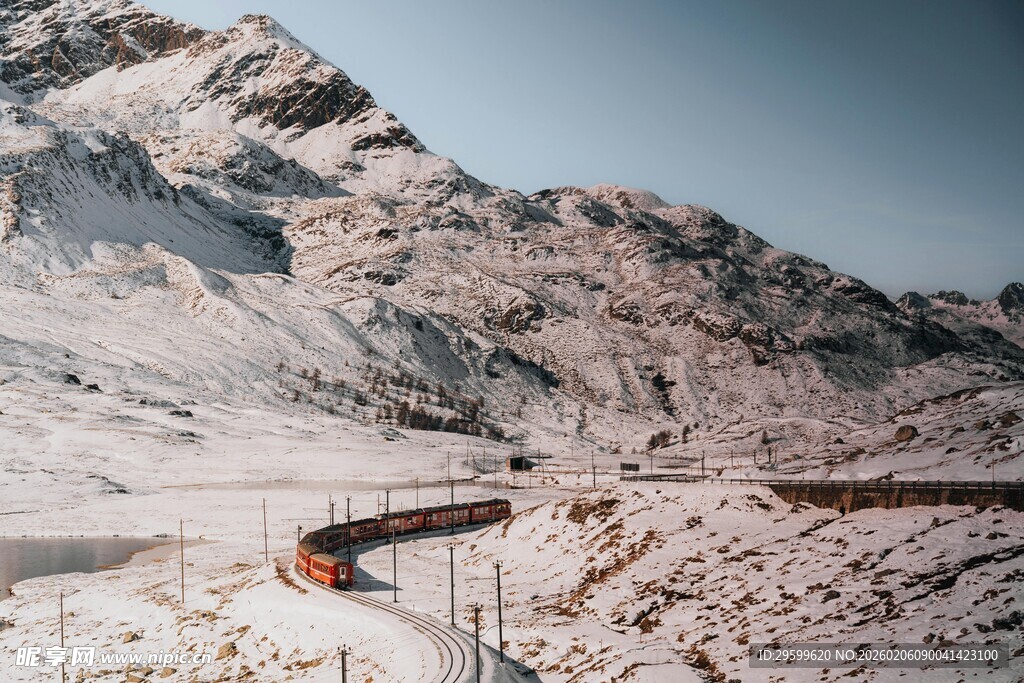 雪山间蜿蜒的公路美景