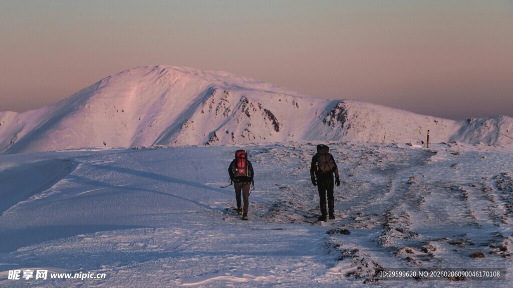 雪山上的徒步者