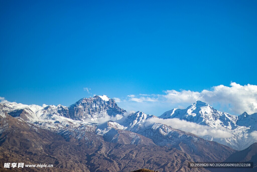 壮丽雪山蓝天美景