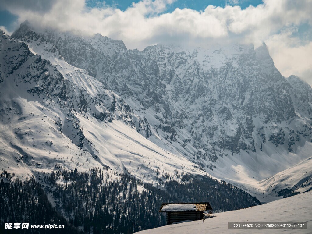 雪山下的静谧小屋