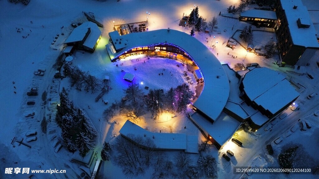 雪夜中的璀璨灯光村落