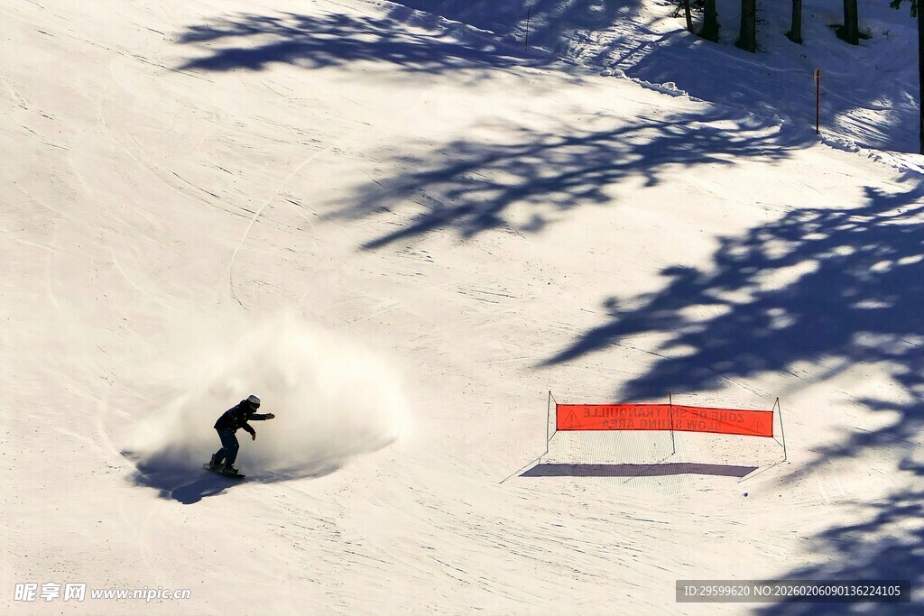 滑雪者在雪坡飞驰