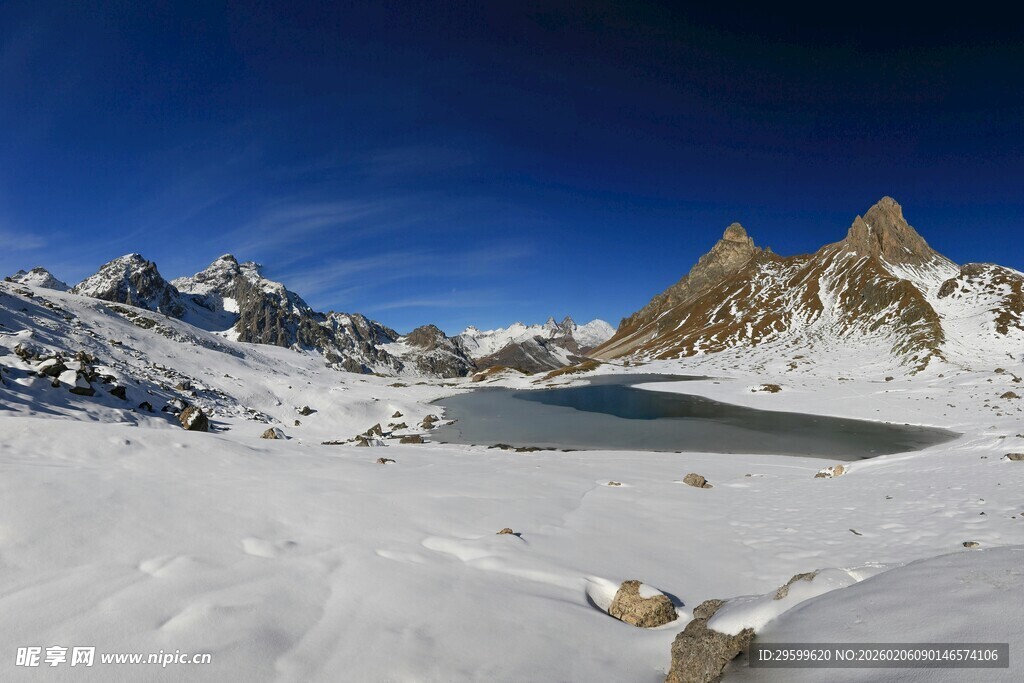 雪山下的静谧湖泊