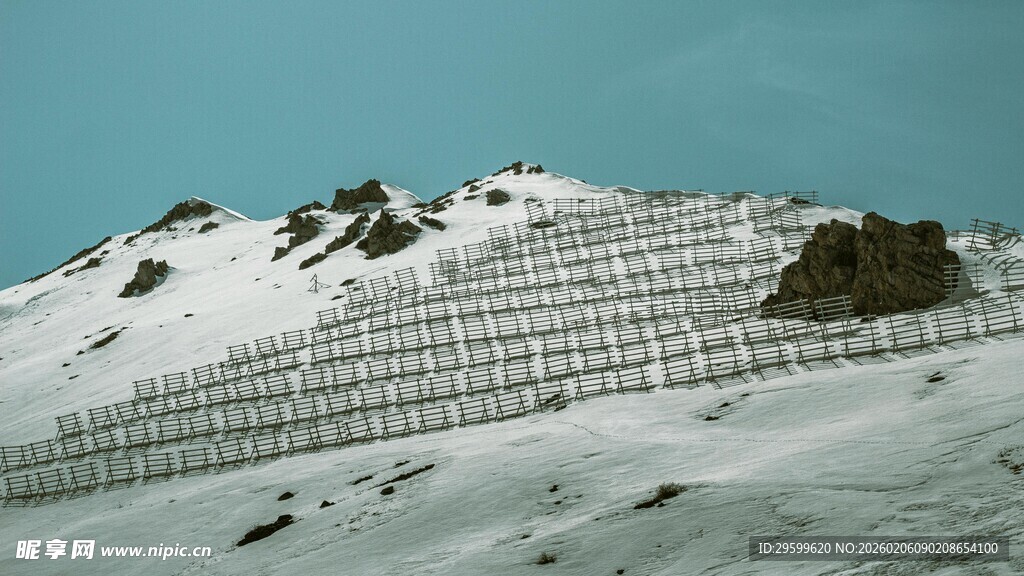 雪山上的防护网设施