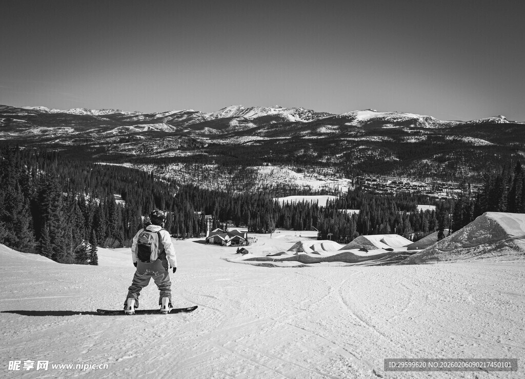 滑雪者于雪坡上的壮丽景致