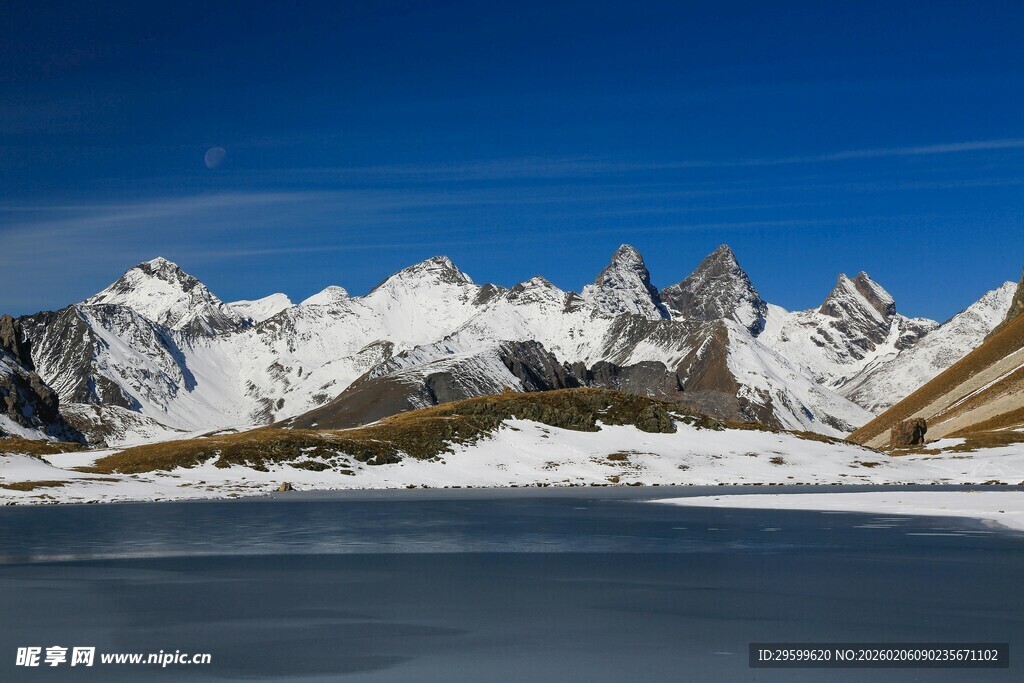 雪山湖泊壮丽自然景观