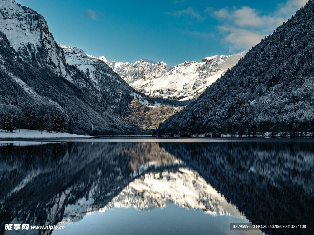 雪山湖泊的静谧倒影