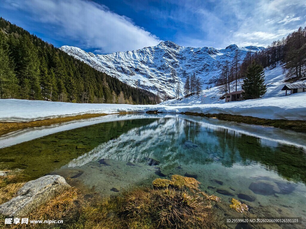 雪山下的静谧清澈湖泊