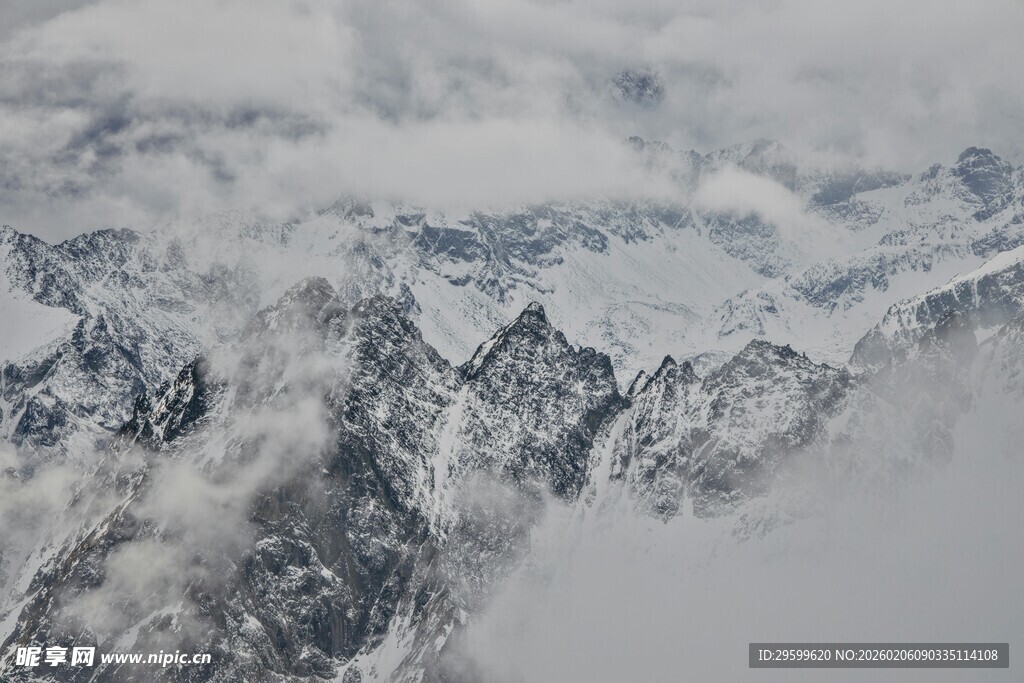 云雾缭绕的壮丽雪山
