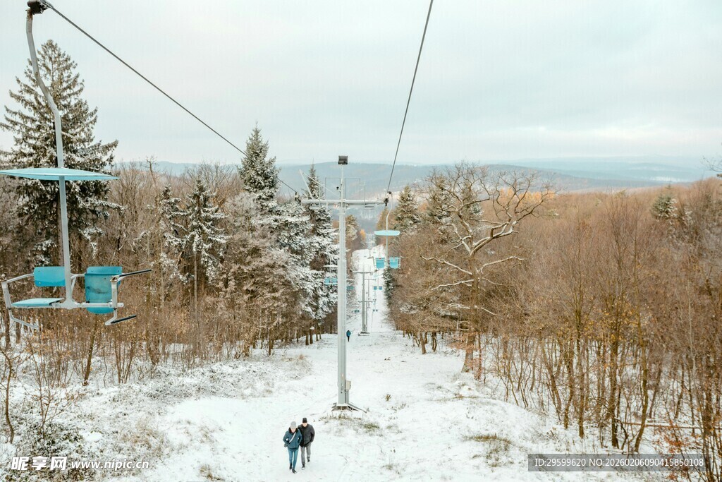 雪场缆车穿梭于银白山林