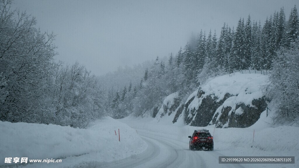 雪天公路上行驶的红色汽车