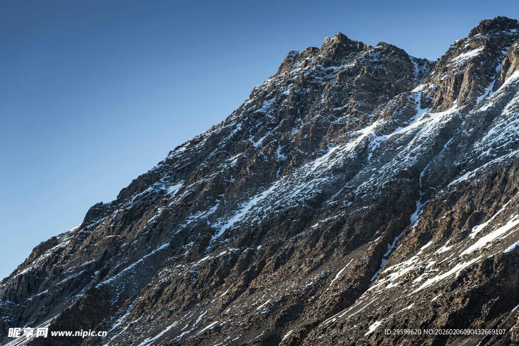 巍峨雪山壮丽景致