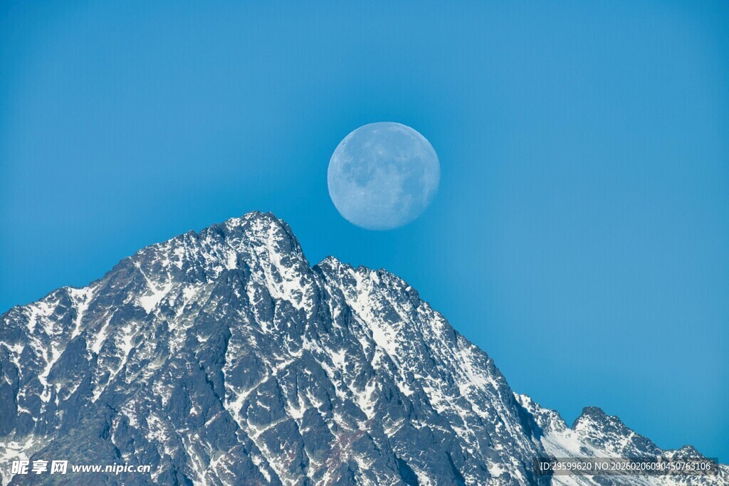 雪山之巅的皎洁明月