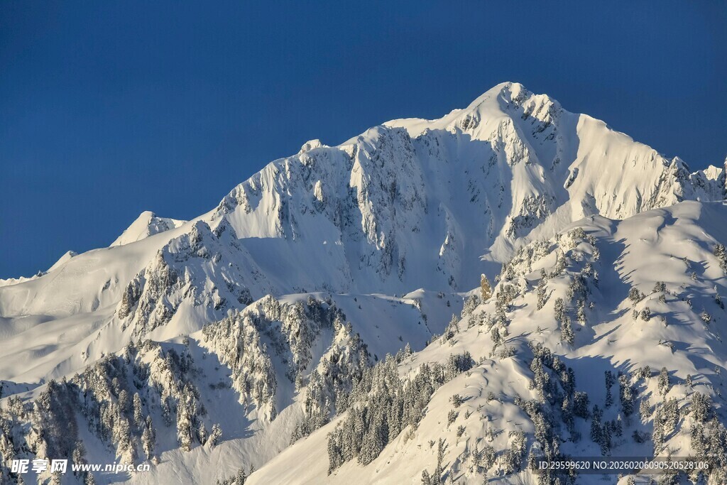 巍峨雪山壮丽景致