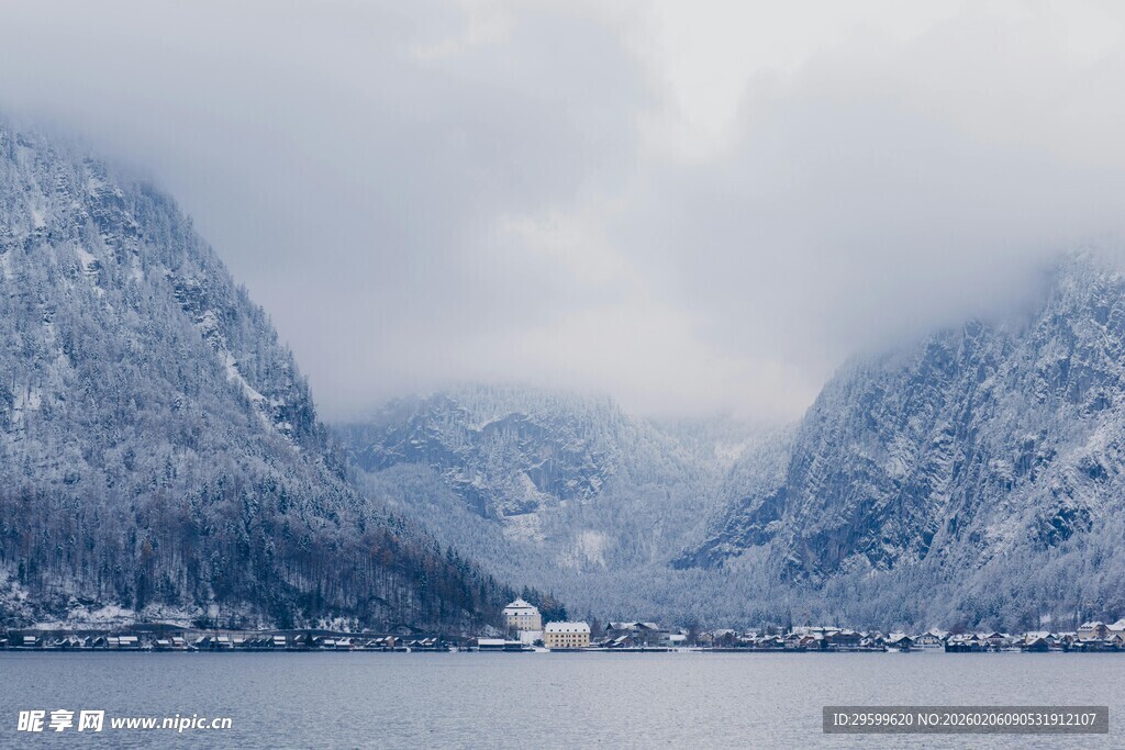 冬日雪山湖泊静谧美景