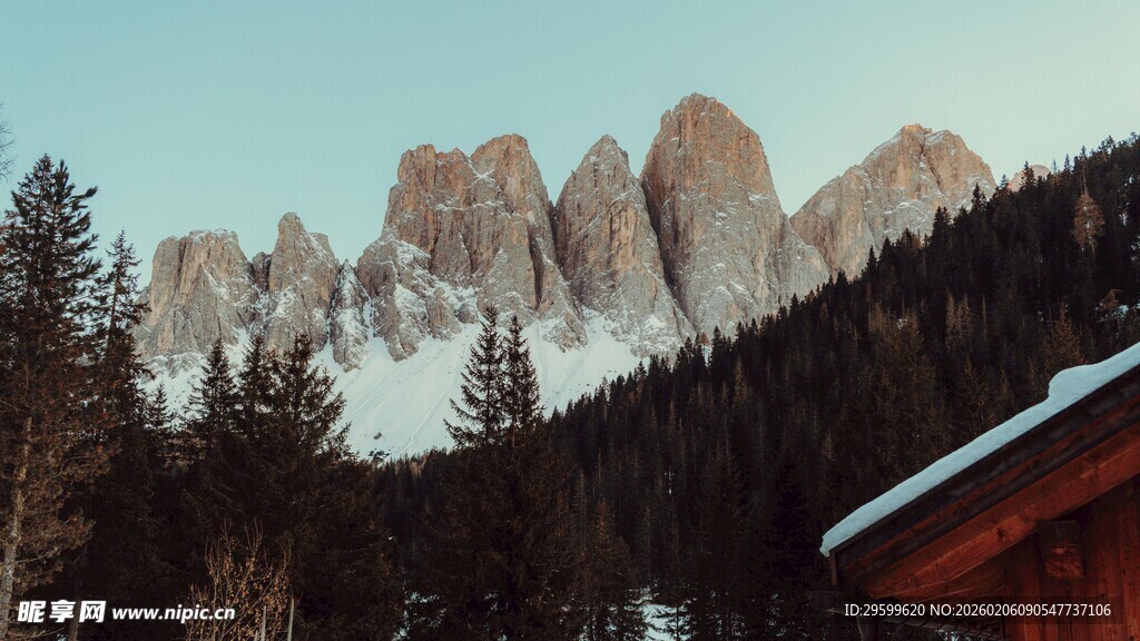 山间木屋旁的壮丽雪峰