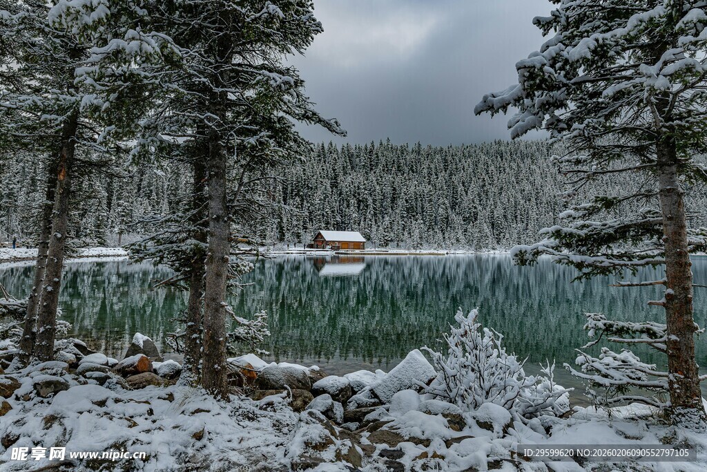 雪覆山林中的静谧湖泊