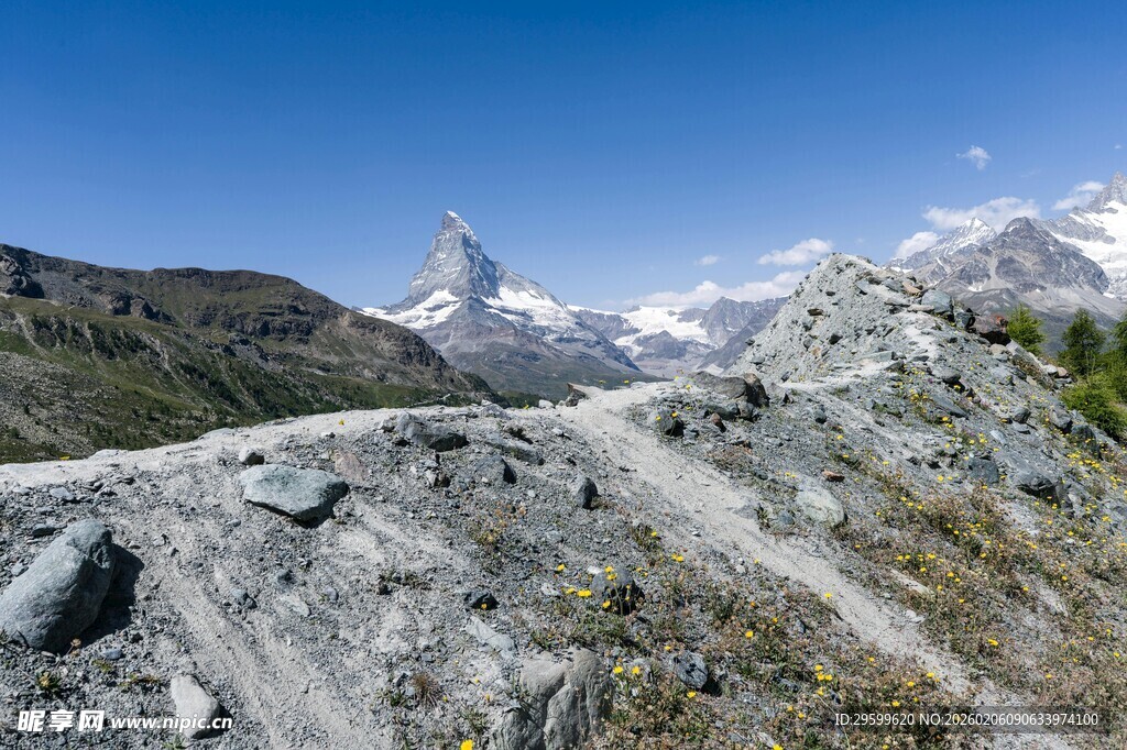 壮丽雪山下的崎岖山路