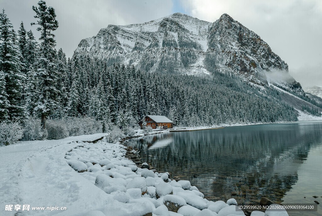 冬日雪山下的静谧湖泊