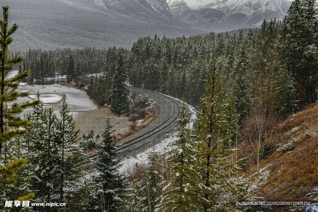 山间蜿蜒公路雪景