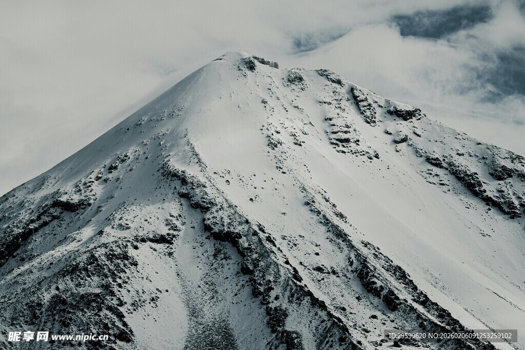 巍峨雪山壮丽景致
