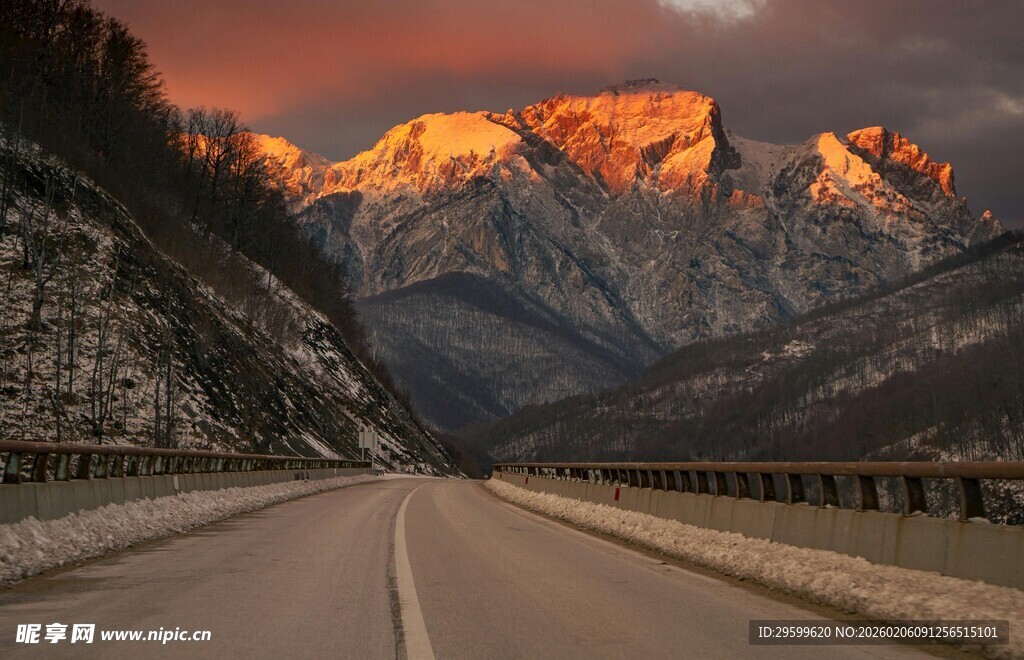 夕阳下的山间公路美景