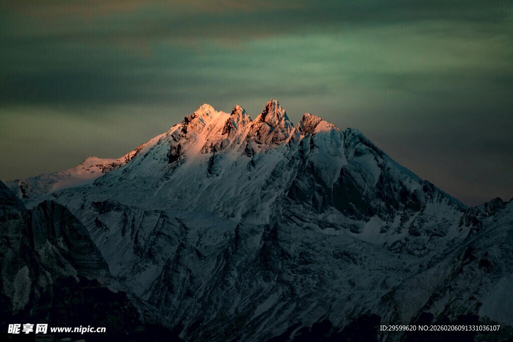 雪山日出壮丽景观