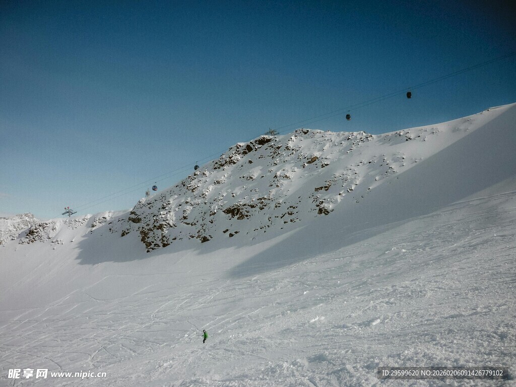 雪山滑雪场景