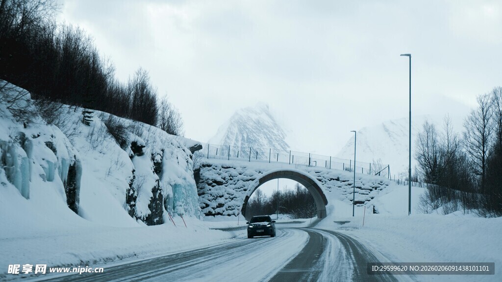 冬日雪路隧道景观